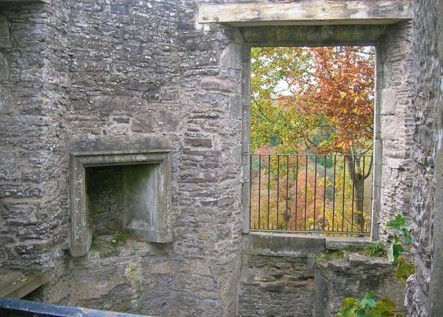 Photo of the fireplace. Author: Rosser1954