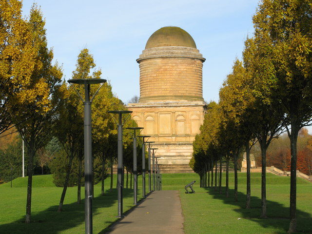 Avenue leading to the Hamilton Mausoleum. Author: G Laird – CC BY-SA 2.0