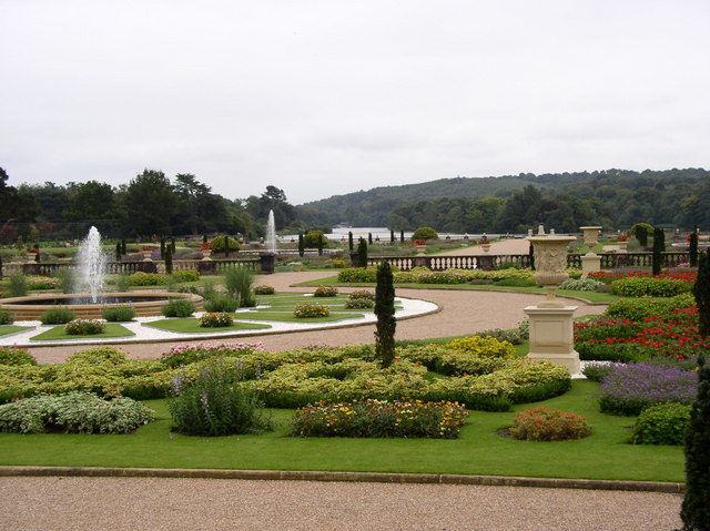 View of the modern Italian Gardens and lake, looking from the Grand Entrance. Author: Kevin Rushton – CC BY-SA 2.0