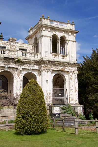 The Grand Entrance in 2015 – all that remains of the mansion. Author: Mike Peel – CC BY-SA 4.0