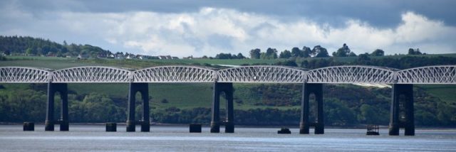 The Second Tay Bridge and the remnants of the old bridge’s piers. Author: August Schwerdfeger – CC BY 4.0