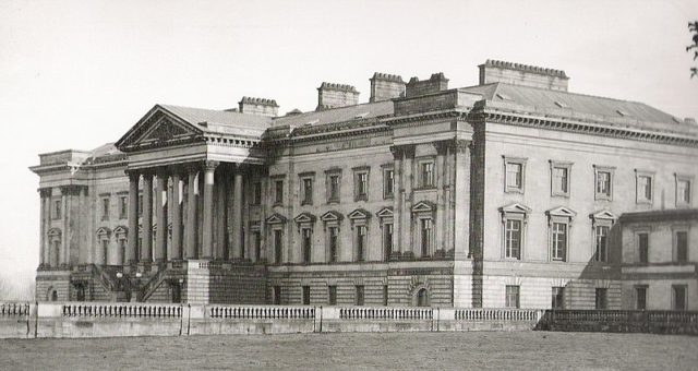 The palace in 1916.