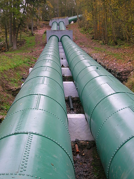 The pipes supplying water to the hydroelectric power station. Author: james lechner