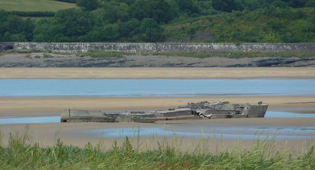 The wreckage of the barges at low tide. Author: Andy Dingley – CC BY-SA 3.0