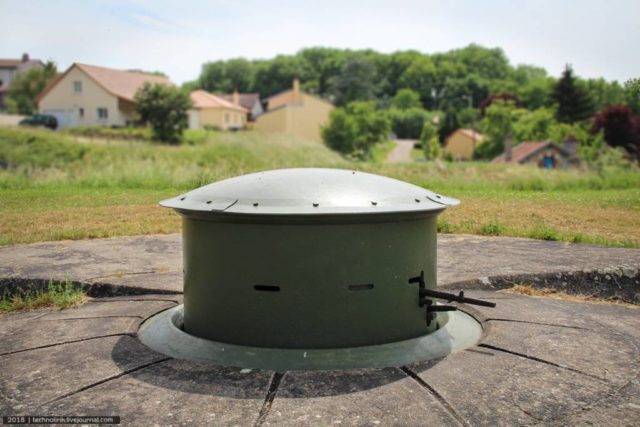 Turret at North Battery. This turret was equipped with two 8-mm Hotchkiss, model Mle 1900 machine guns.
