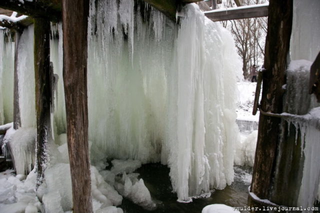 Huge amounts of ice hanging from the wheel © Vladimir Mulder