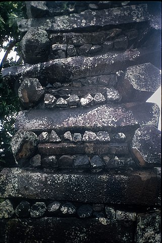 Vertical detail of the stacking of columnar basalt pieces to create a thick wall/ Author: Jebrennan – CC BY-SA 4.0