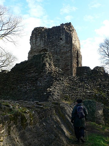 The Welsh castles were not built to withstand a siege, but to be well camouflaged for guerrilla warfare/ Author: Eirian Evans – CC BY-SA 2.0