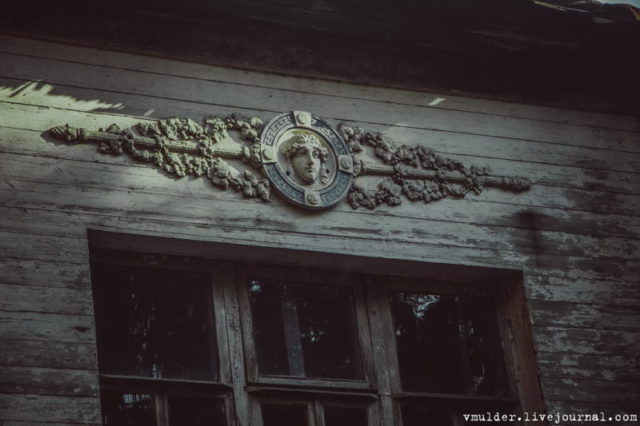 Many theories arise about the reliefs on the walls of the manor house © Vladimir Mulder