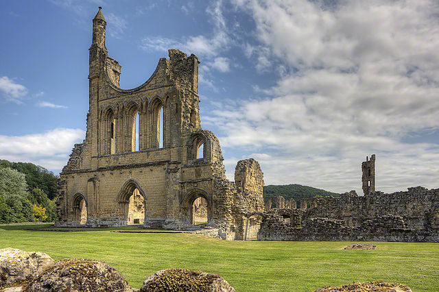 The ruins of Byland Abbey/ Author: WyrdLight.com – CC BY-SA 3.0