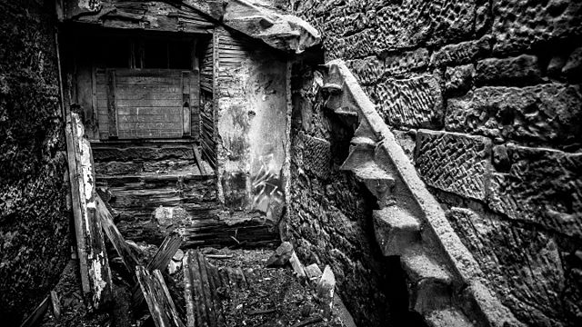 A collapsed stairwell inside the building/ Author: Dylan Avery – CC BY-SA 4.0