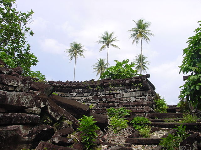 Basalt stones placed on top of each other formed the walls/ Author: CT Snow – CC BY 2.0