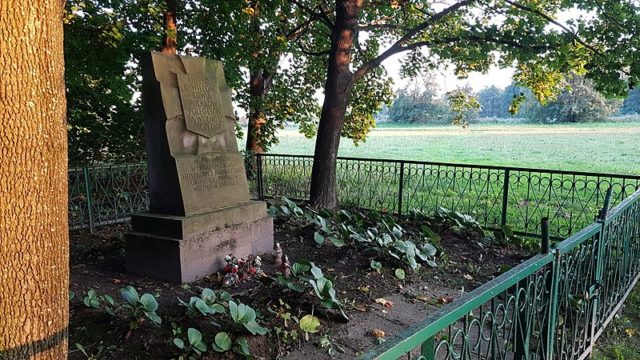 A memorial dedicated to the prisoners that were executed on this spot. Author: Patrykb007 – CC BY-SA 4.0