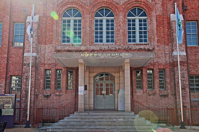 Entrance to History Exhibition Hall of the Old Seodaemun Prison. Author: Noh Mun Duek – CC BY-SA 4.0