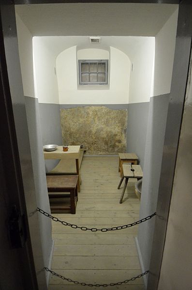Example of a prison cell. Author: Adrian Grycuk – CC BY-SA 3.0 pl