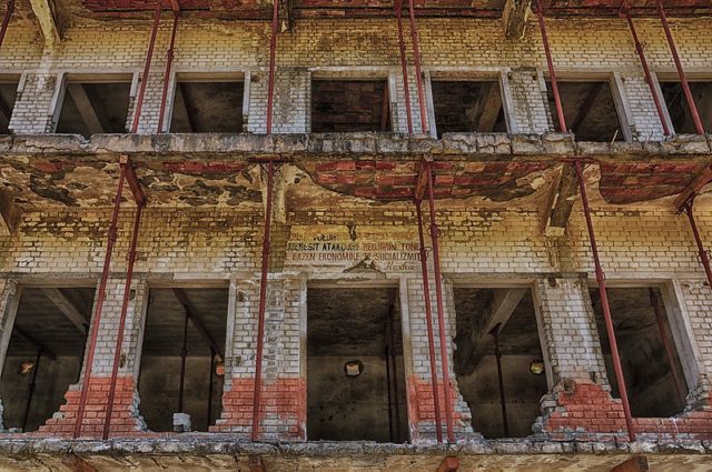 Frontal view of the prisoners’ building. Author: Pasztilla aka Attila Terbócs – CC BY-SA 4.0