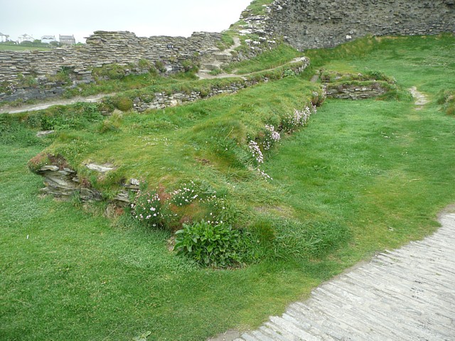 Remains of buildings within the walls of the castle/ Author: Humphrey Bolton – CC BY-SA 2.0