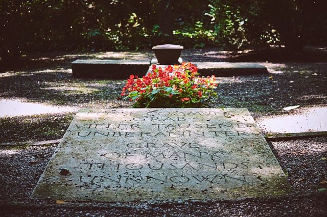 “Grave of Many Thousands Unknown.” Author: Alexandre Gilbert – CC BY-SA 4.0