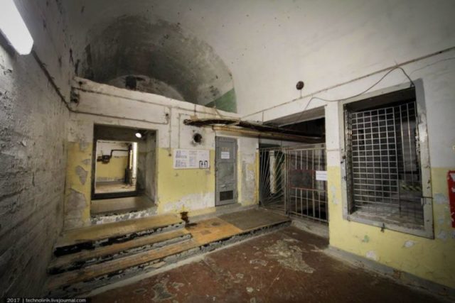 On the right is the cargo elevator shaft. It was not restored by the Soviets– an ordinary passenger elevator was installed instead ©technolirik