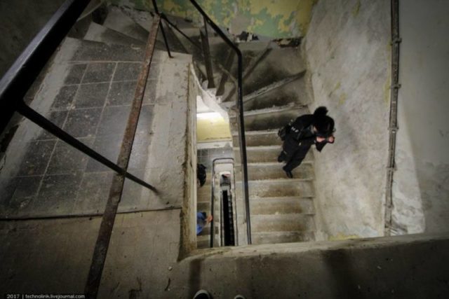 Staircase connecting 3 subterranial floors with the main entrance portal ©technolirik