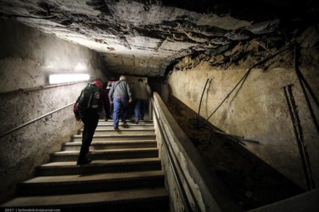 Staircase at the end of the western passageway. On the ceiling, traces of the explosion of the western entrance can still be seen ©technolirik