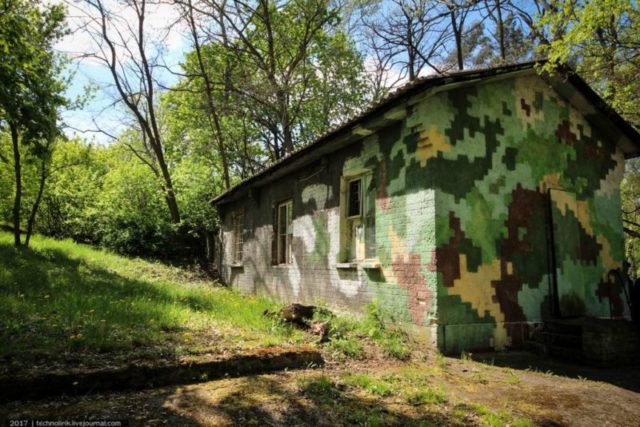 Soviet entrance to the bunker, disguised as an ordinary barracks building. The camouflage paint was most likely added after Soviet troops left ©technolirik