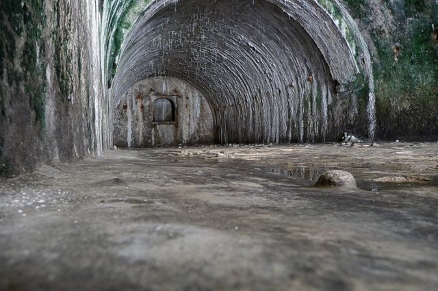 Inside one of the dungeons. Author: Rodrigo SanSs – CC BY-SA 3.0
