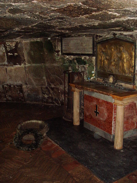 The inverted cross on the altar is a dedication to Saint Peter, who was allegedly crucified upside-down. Author: Stefano Bolognini – CC BY-SA 3.0