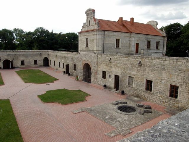 Part of the courtyard. Author: Serge Leonov – CC BY 3.0