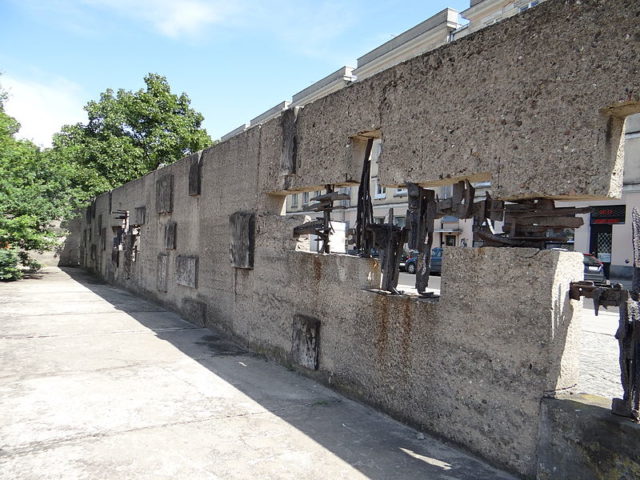Part of the original perimeter wall. Author: Jolanta Dyr – CC BY-SA 3.0