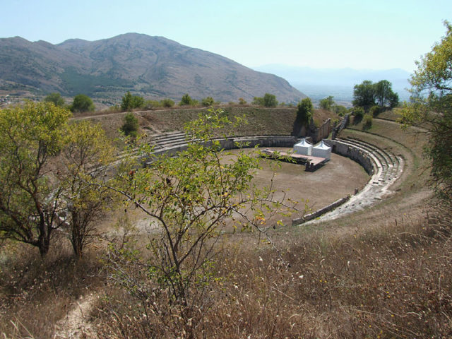 The amphitheater of Alba Fucens. Author: Claudius Ziehr – CC-BY-SA-3.0 (de)