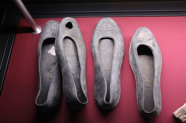 Prisoners’ Shoes on display. Author: Noh Mun Duek – CC BY-SA 4.0