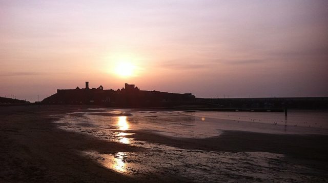 The castle at sunset. Author: Keith Ruffles – CC BY 3.0