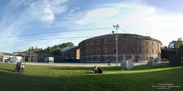 The former naval prison, “The Bottle,” now houses a diverse range of shops, fitness facilities, and eateries. Its central courtyard is used as an event space. Author: Alexander77 CC BY-SA 3.0