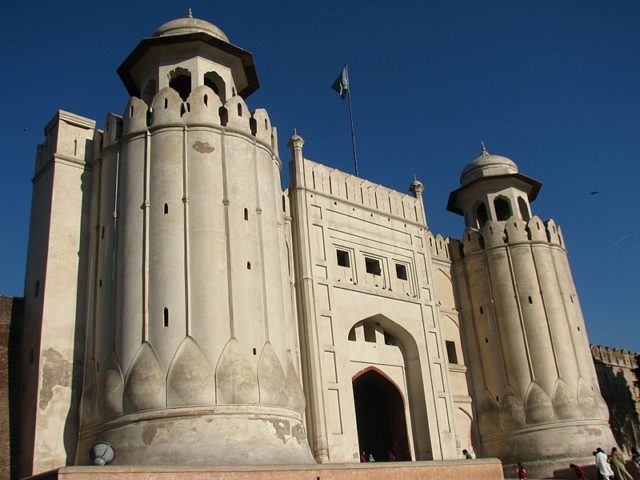 The towers that were erected during the time of Aurangzeb. Author: S.hassanjawad – CC BY-SA 3.0