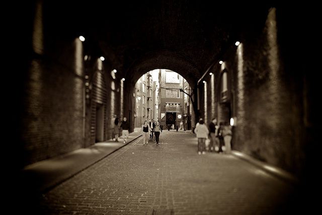 The tunnel leading to the museum. Author: Aurelien Guichard – CC BY-SA 2.0