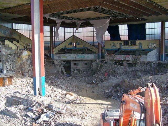 The interior of the buildings during demolition in October 2009. Author: Mtaylor848 – CC BY-SA 3.0