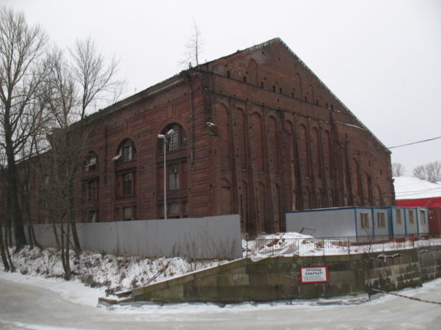 An abandoned building at the corner of Admiralty and Kryukov Canals on New Holland Island, February 2009.