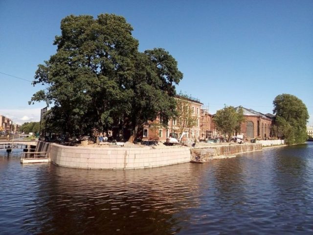 New Holland Island in the reconstruction progress, August 8, 2016. View from Khrapovitsky bridge. Author: Y~ruwiki – own work CC BY-SA 4.0