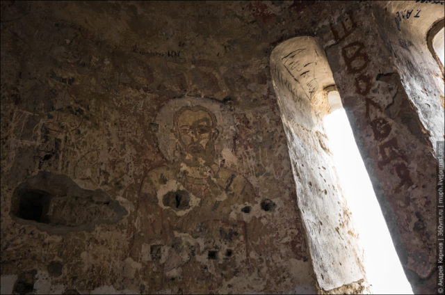 Damaged fresco inside Sentinsky Church ©Andrey Kirnov