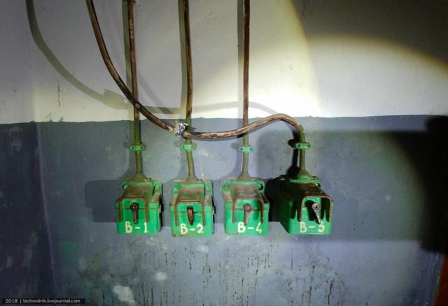 Original switches and wiring ©technolirik