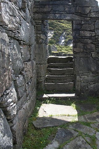 Some of the remaining walls of the monks writing chamber, with an internal passage between the rooms/ Author: Fairy Heart – CC BY-SA 2.0