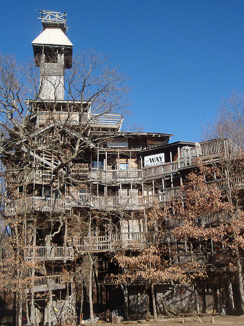 The Minister’s Tree House in fall, built by one man out of scrap wood. Author: Joel Kramer – CC BY 2.0