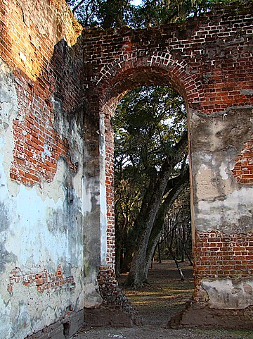 Through a doorway. Author: SBCtheMuse – CC BY-SA 3.0