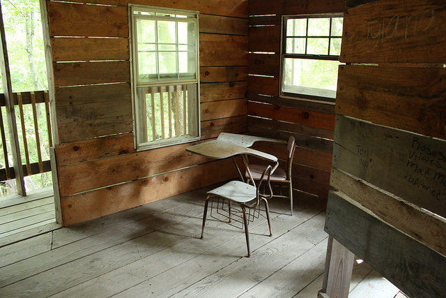 One of the 80 rooms of Minister’s Tree House in Crossville, TN. Author: Andy Melton – CC BY 2.0