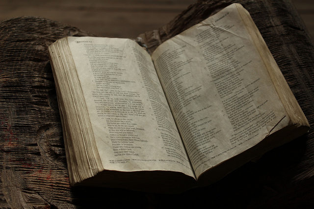 The Holy Bible in Minister’s Tree House in Crossville, TN. Author: Andy Melton – CC BY 2.0