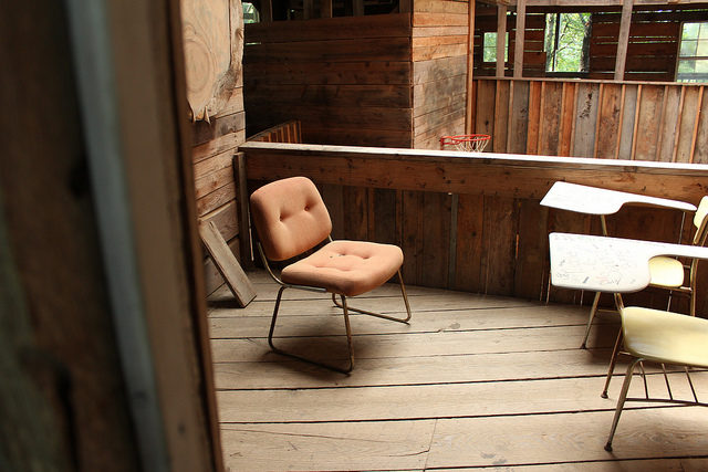 One of the many porches in Minister’s Tree House in Crossville, TN. Author: Andy Melton – CC BY 2.0