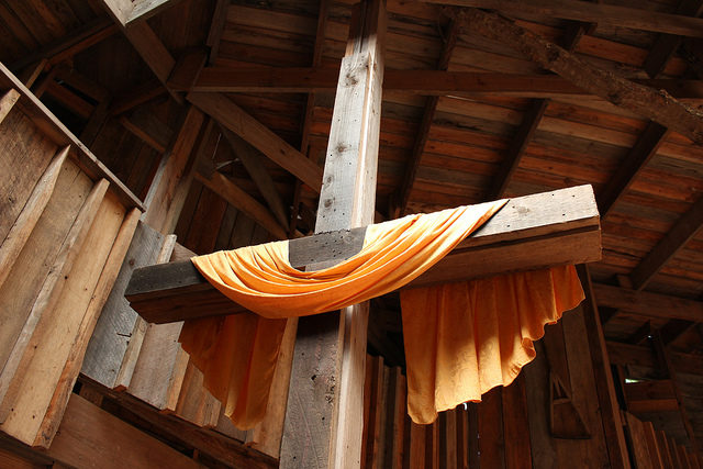 Wooden Cross in Minister’s Tree House in Crossville, TN. Author: Andy Melton – CC BY 2.0