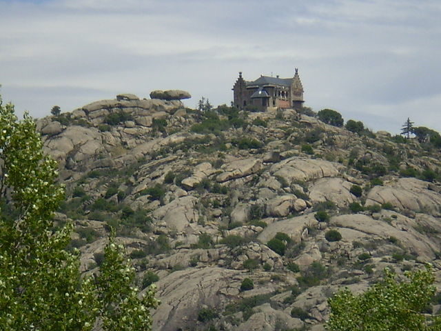 The enclave of the palace, on top of the mountain of the same name, at 3,300 ft altitude – the highest point of Torrelodones. Author: Esetena – CC BY 2.5