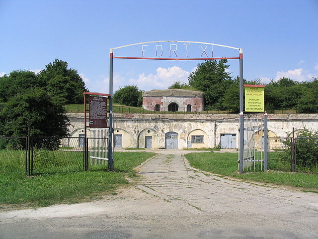 The entrance to one of the outer forts, Fort XI “Duńkowiczki”/ Author: Goku122 – CC BY-SA 2.5